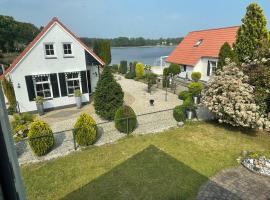 Freistehendes Ferienhaus am See Nähe Roermond, vakantiehuis in Heel