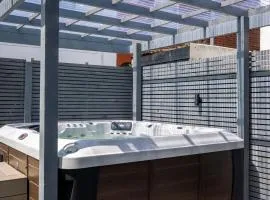 Exclusive House with Canadian Hot Tub