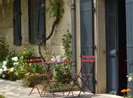 Un jardin et trois maisons