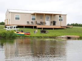 Luxury Lakefront Wolf Lodge with Fishing and Boating, hotel in Commerce