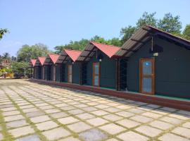 Nature's Deck - River Side Cabana's, hotel in Kārwār