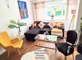 4 Bed House Stevenage SG1 Free Parking & Wi-Fi Business & Families Serviced Accommodation by White Orchid Property Relocation, hytte i Stevenage