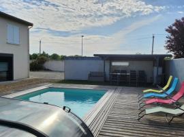 Studio 3 personnes avec piscine, cheap hotel in Sainte-Soulle