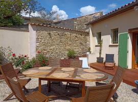 Gîte de la cour, hotel econômico em Arçais