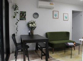 Cosy 2B apartment with private parking, hotel in Moorabbin