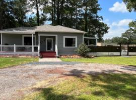 Train Depot - 3 BR Home with Pool, Sand Volleyball & Pool Table, ξενοδοχείο σε Montgomery