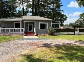 Train Depot - 3 BR Home with Pool, Sand Volleyball & Pool Table