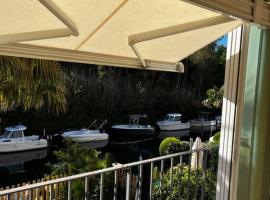 Bel Appartement au coeur de la Marina Port Cogolin, hotel a Cogolin