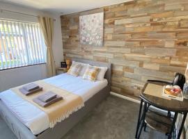 Gatwick Deluxe En-suite Rooms, hotel di Horley