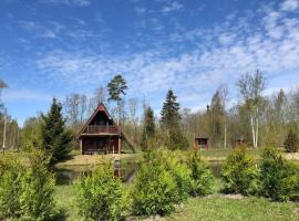 Holidayhouse with sauna and pond, hotel with parking in Ranniku