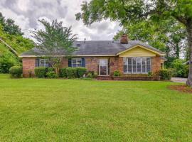 Spacious Downtown Montgomery Home with Yard, Patio!, loma-asunto kohteessa Montgomery