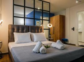 CASA DIVINUS SUITES, hotel con jacuzzi en Athens