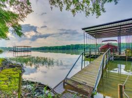 Lakefront Arkansas Abode - Deck, Grill and Fire Pit, hotel in Scranton