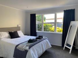 Lovely Newly Renovated Home, holiday home in Hamilton