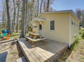 4-Season Gold Coast Cottage, 2 Mi to Winter Sports, vacation rental in Muskegon
