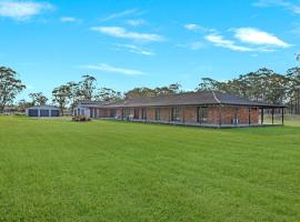 The Weltara - 6 bedrooms House Near Anna Bay, holiday home in Williamtown