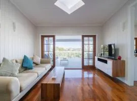 West End Luxury 4B3B Home w Parking and Home Pod Music System - WE16