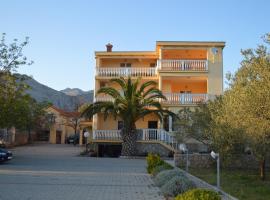 Apartments Zdenka, hotel in Starigrad-Paklenica