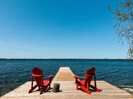 Tanglewood - Large Waterfront Home in PEC, hotell sihtkohas Waupoos