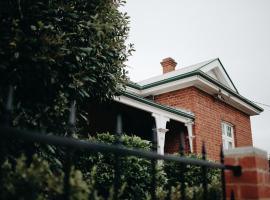 The Pioneer - A Luxurious, Federation Home., villa in Dubbo