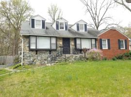 Renovated 7 Bedroom Home w/Free Parking Lnm, hotel in Lanham