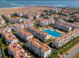 Bel appartement familial vue mer Garden beach, hotel v destinaci Sidi Rahal