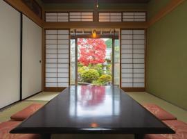 6 min walk from JR. Entire Traditional House w/ Zen Garden、Tonodaの別荘