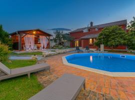 Villa Carla near Pula with private pool & kids playground up to 8 guests - pet friendly, Hotel in Mutvoran