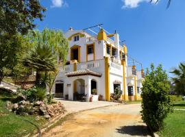 Finca La Lola - Large House with private pool, hotelli kohteessa Archidona