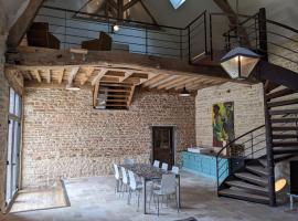 La Grange de la Porterie - Magnificent House and Barn Conversion in Historic village: Chapaize şehrinde bir otel