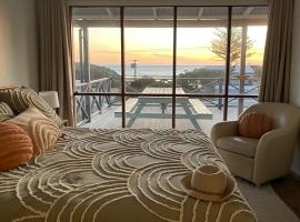 Moore to Sea~Spectacular views in stylish comfort، فندق في غويلديرتون
