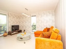 976 - Lakóparkban teljes panorámás, közvetlen vízparti, 2 szobás modern apartman