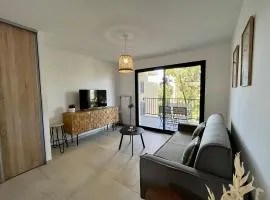 Appartement climatisé neuf au calme, proche centre-ville, 4 minutes en voiture plage et commerces