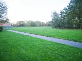 2ndHomeStays- Willenhall-A Serene 3 Bed House with a Garden View-Suitable for Contractors and Families-Sleeps 9 - 7 mins to J10 M6 and 21 mins to Birmingham