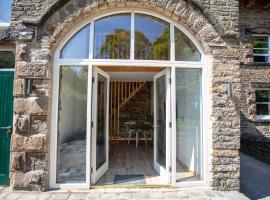 Stunning stone coach house, hotell i Marple