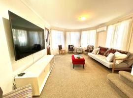 3 Bedroom Town house near Gosford CBD Sleeps 6 plus, hotel in Gosford