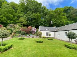 Spacious cottage - walk to Crieff, hotel in Crieff