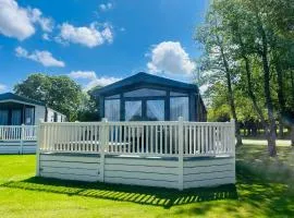 Pebble Lodge with Hot Tub