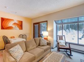 33SW - WiFi - Fireplace - Amenities - Sleeps 4 home, apartment in Glacier