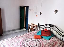 Cockerel Homestay - Traditional Beach Village - Goa, casa rústica em Canacona