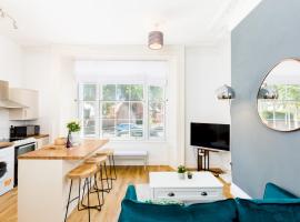 Central Leamington Spa 2 Bed Flat with Parking - Pass the Keys, hotel in Leamington Spa
