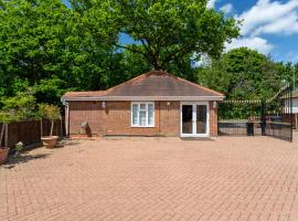 Entire Large Detached Bungalow The Star of Hatfield，哈特菲爾德哈特菲爾德莊園（Hatfield House）附近的飯店