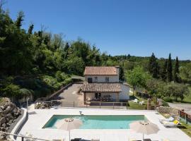 Villa Noemi, hotel with pools in Querce