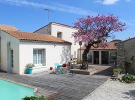 Les Arums - Maison de Vacances, hotel with pools in Saint-Xandre