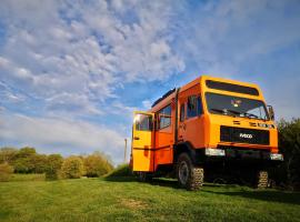 Glamp in Style in a Converted Army Truck, hotel dengan parking di Battle