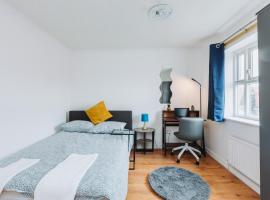 The Dahlia Rooms - free parking & wifi, semesterboende i Barking