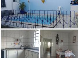 CASA de 2 QUARTOS, hotel with pools in Guaratinguetá