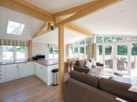 Athelington Hall Farm Lodges หมู่บ้านพักตากอากาศในHorham