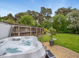 Pittendrigh Cottage, hotel with jacuzzis in Briston