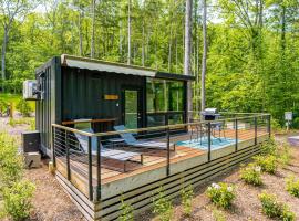 Modern Riverside Cabin w Hot Tub Fire Pit Kayaks, vacation home in Rileyville